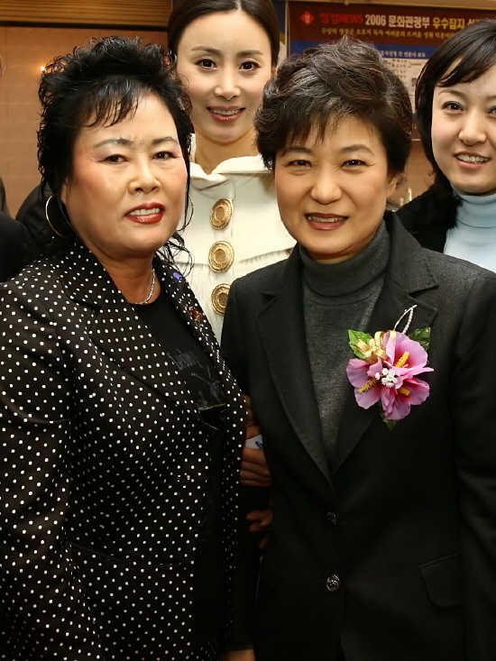 前任代表朴槿惠和郑慎子会长